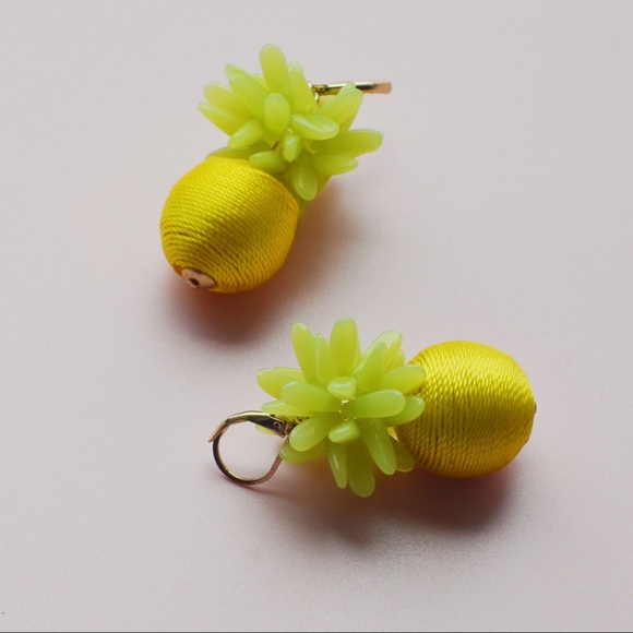 NWOT J.Crew Fruit Pineapple Resin Clip Earrings - Picture 4 of 4